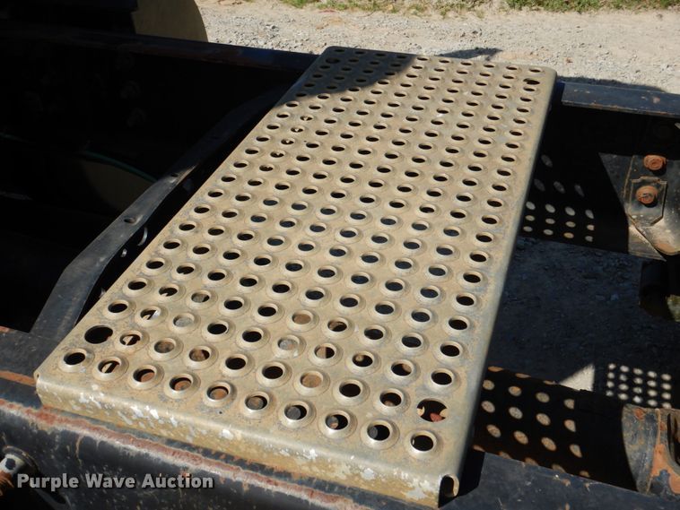 image for item DJ0413 2000 International 9100  semi truck