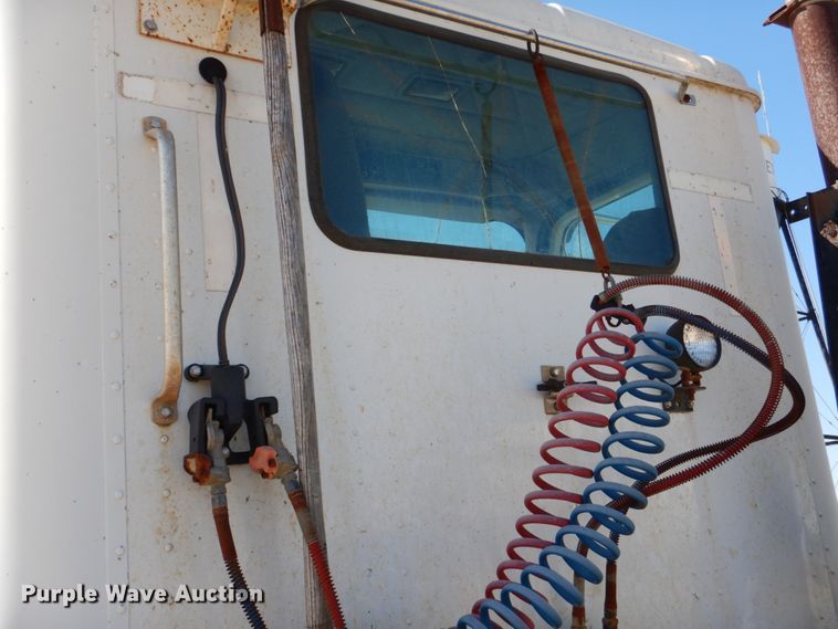 image for item DJ0413 2000 International 9100  semi truck