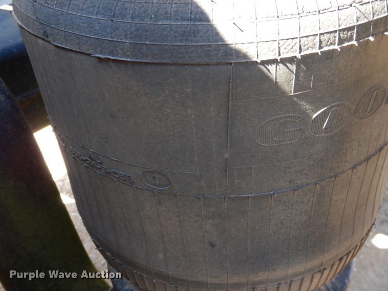 image for item DJ0413 2000 International 9100  semi truck