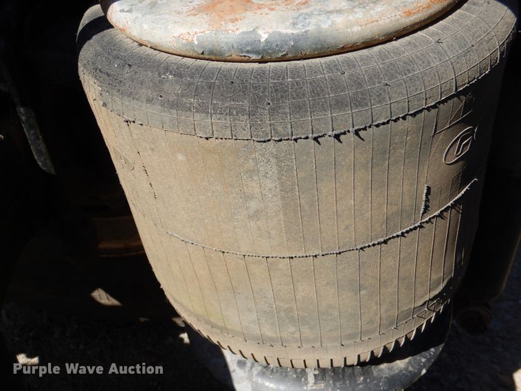 image for item DJ0413 2000 International 9100  semi truck