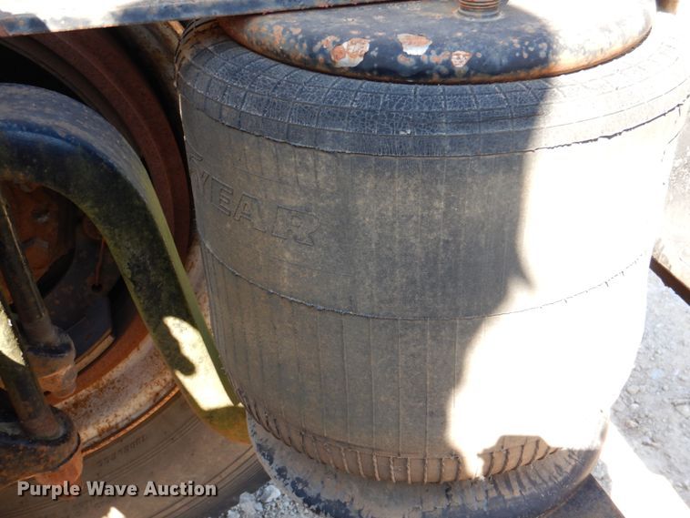 image for item DJ0413 2000 International 9100  semi truck