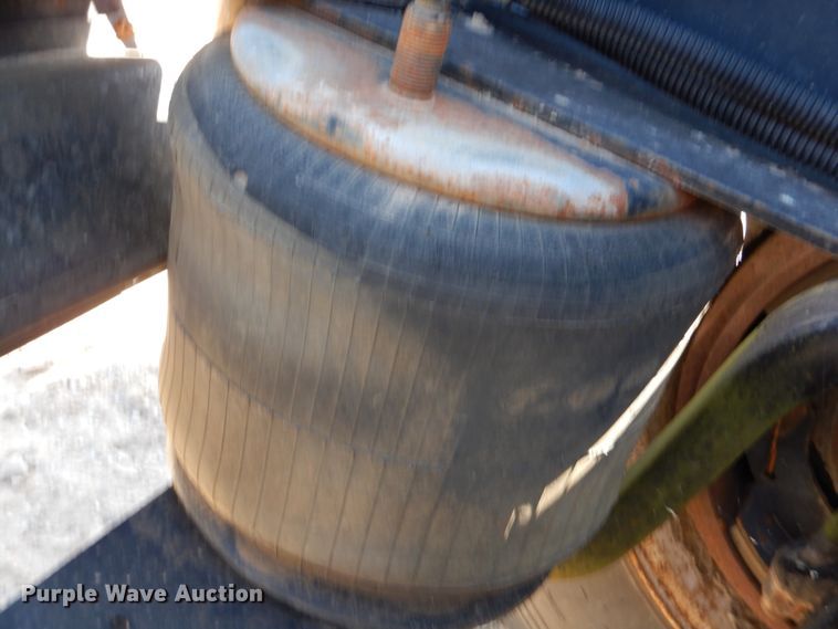 image for item DJ0413 2000 International 9100  semi truck