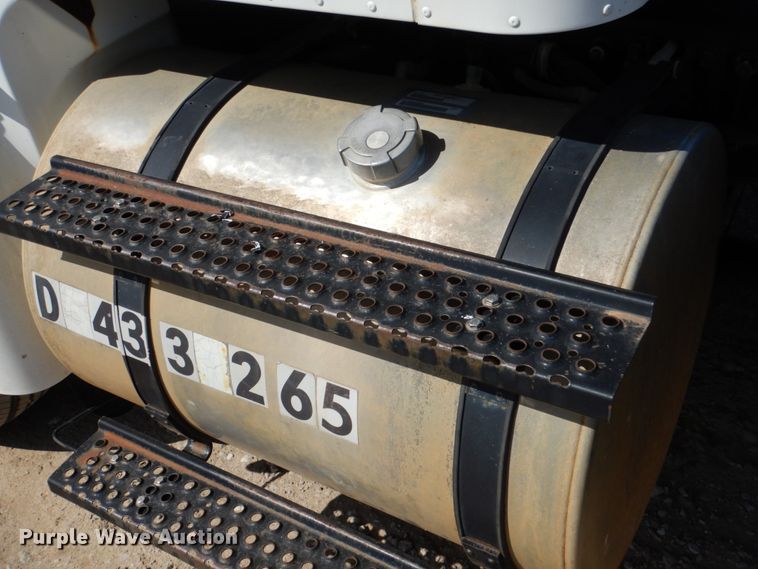 image for item DJ0413 2000 International 9100  semi truck