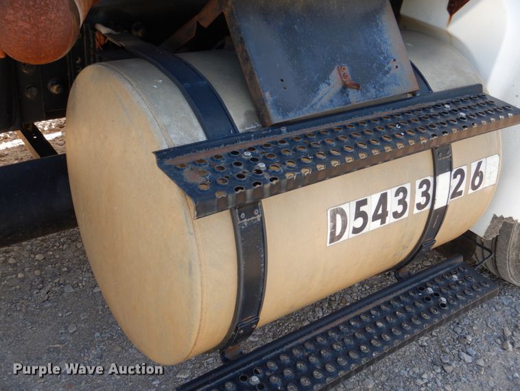 image for item DJ0413 2000 International 9100  semi truck