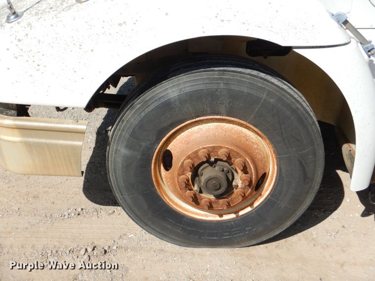 image for item DJ0413 2000 International 9100  semi truck