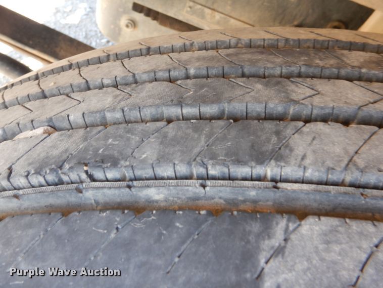 image for item DJ0413 2000 International 9100  semi truck