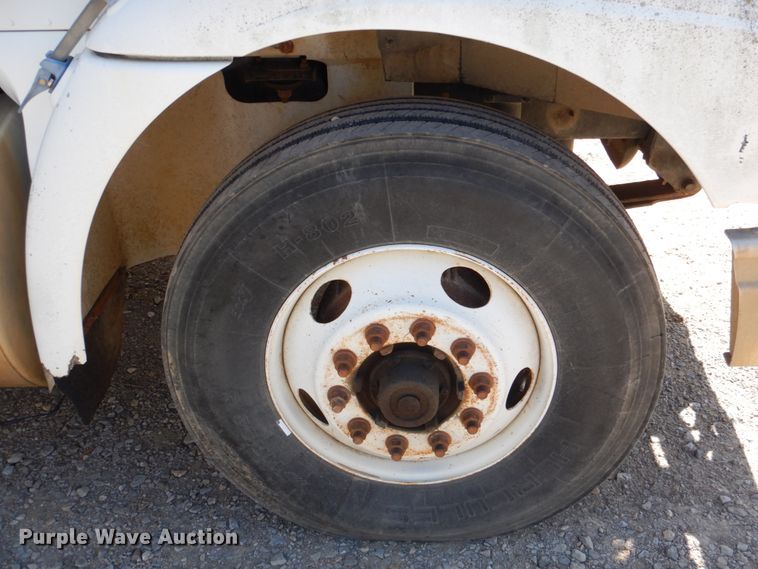 image for item DJ0413 2000 International 9100  semi truck