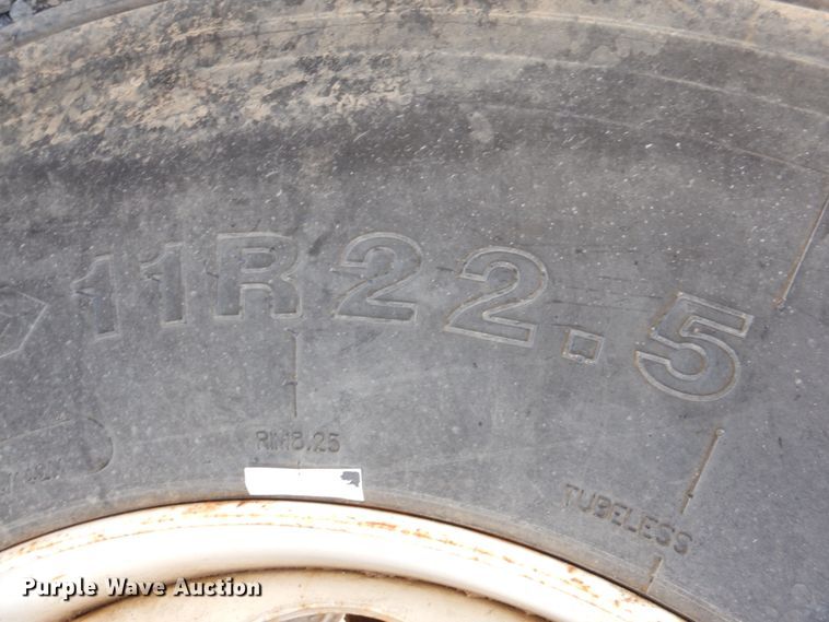 image for item DJ0413 2000 International 9100  semi truck