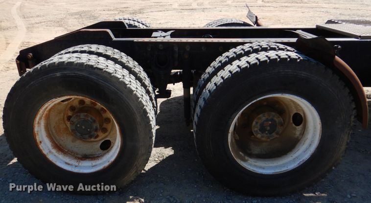 image for item DJ0413 2000 International 9100  semi truck