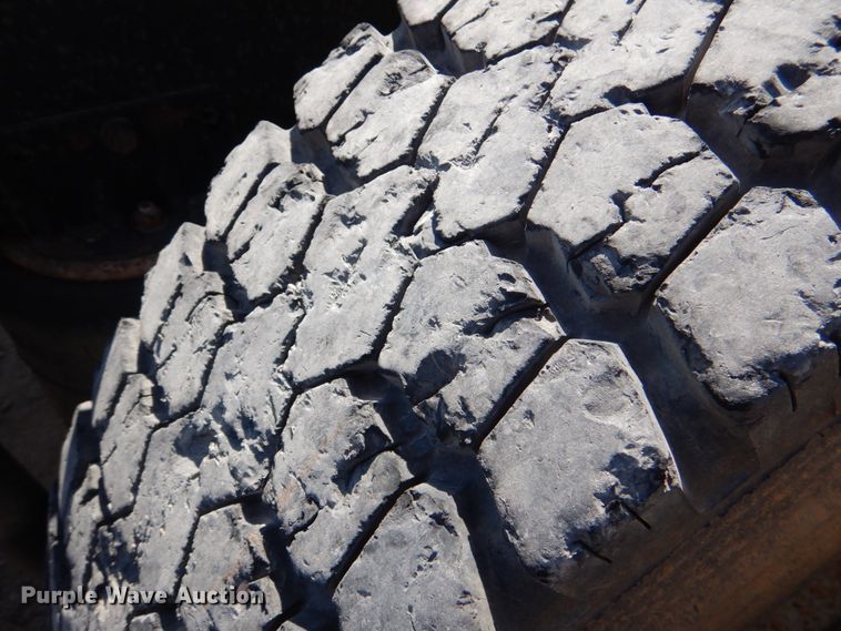 image for item DJ0413 2000 International 9100  semi truck