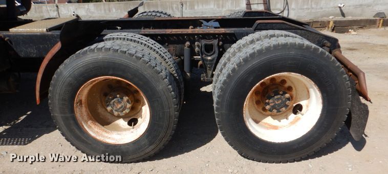 image for item DJ0413 2000 International 9100  semi truck