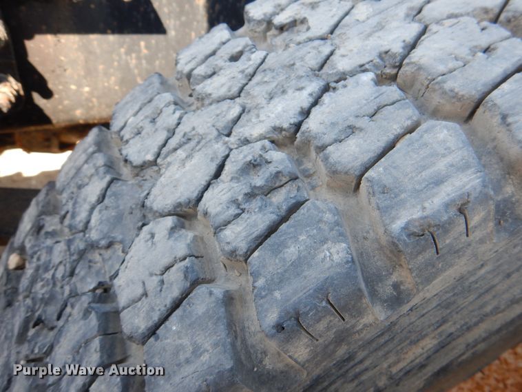 image for item DJ0413 2000 International 9100  semi truck