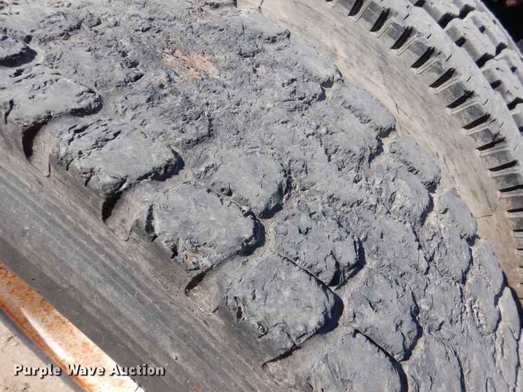 image for item DJ0413 2000 International 9100  semi truck