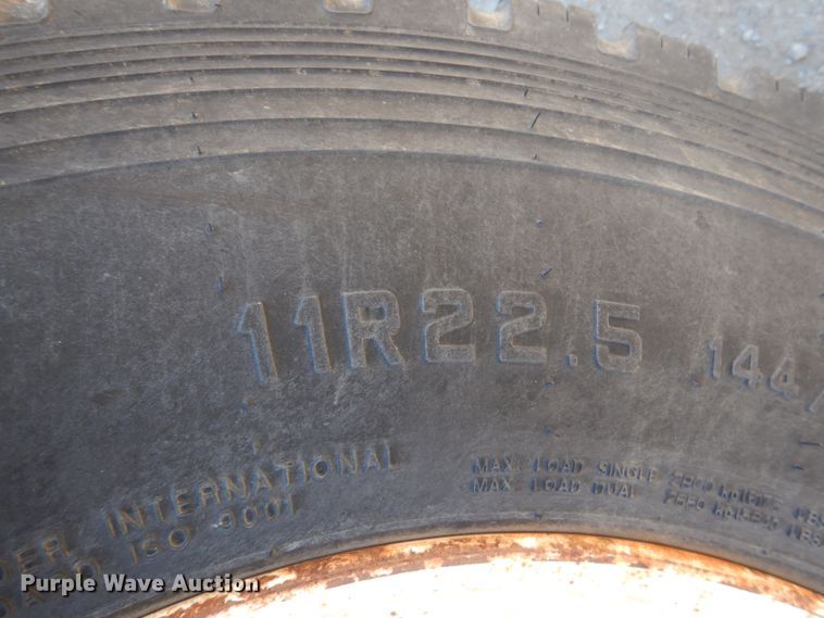 image for item DJ0413 2000 International 9100  semi truck