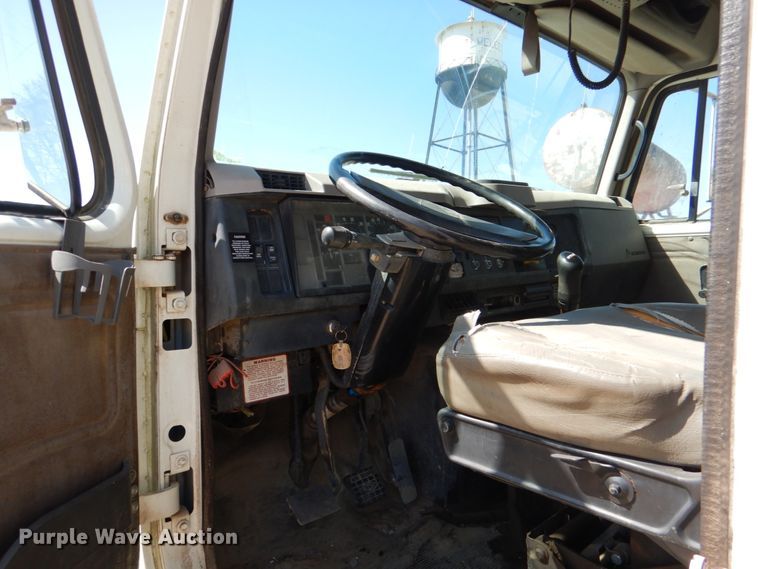 image for item DJ0414 2000 International 4900  dump truck