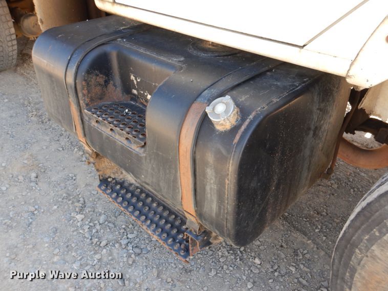 image for item DJ0414 2000 International 4900  dump truck