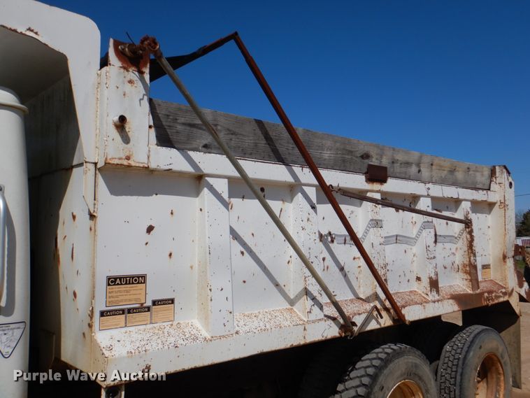 image for item DJ0414 2000 International 4900  dump truck