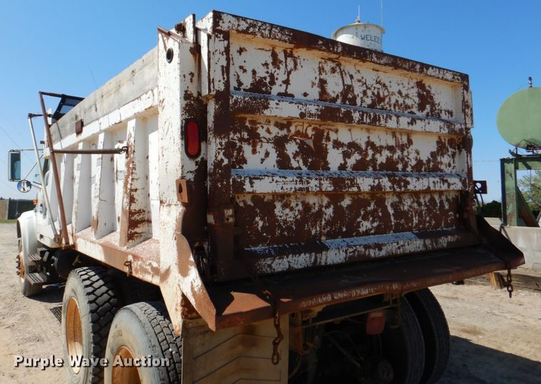 image for item DJ0414 2000 International 4900  dump truck