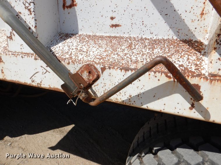 image for item DJ0414 2000 International 4900  dump truck