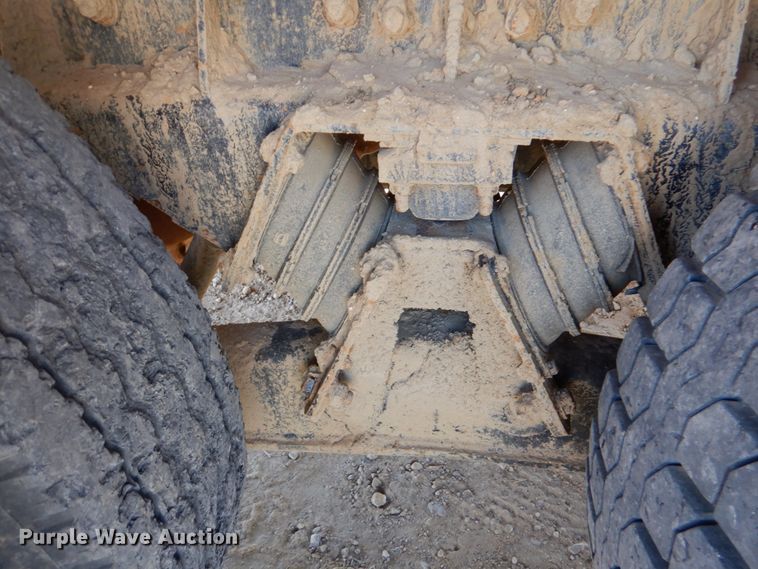 image for item DJ0414 2000 International 4900  dump truck