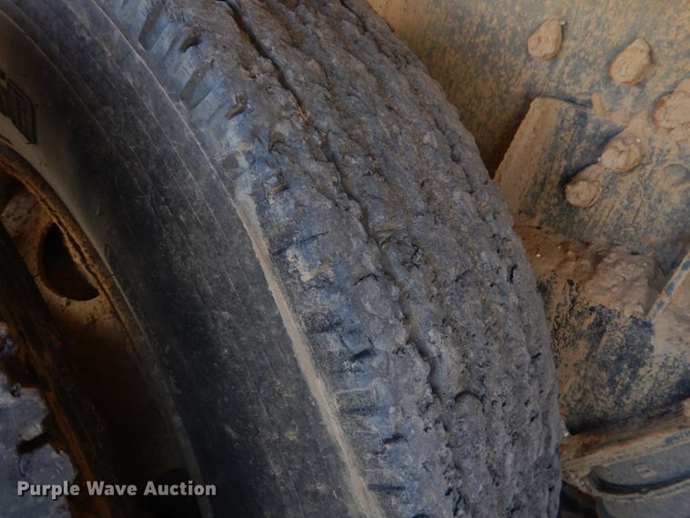 image for item DJ0414 2000 International 4900  dump truck