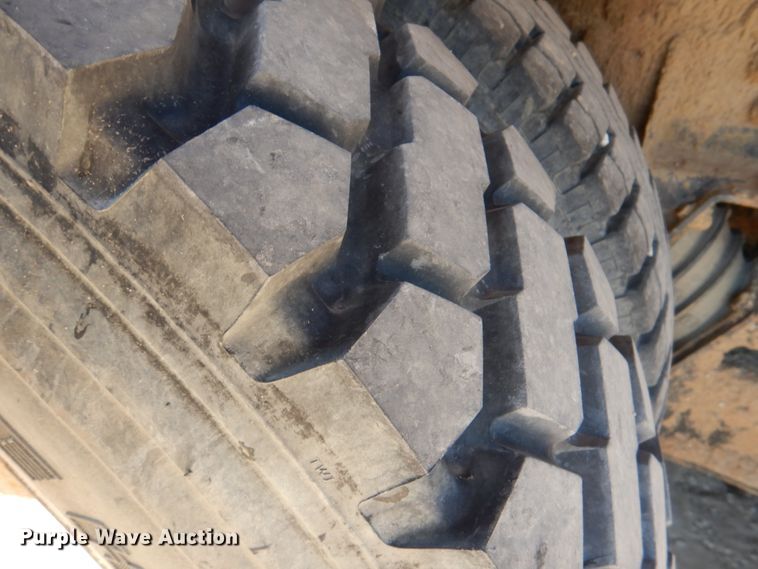 image for item DJ0414 2000 International 4900  dump truck