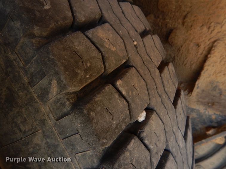 image for item DJ0414 2000 International 4900  dump truck