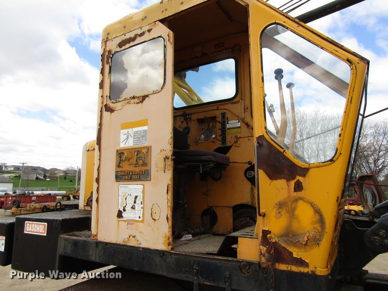 image for item GC9906 1961 P & H TC105  truck crane