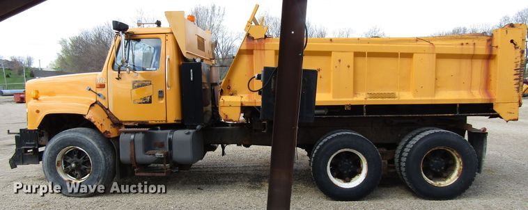image for item GC9907 1999 International 2674  dump truck