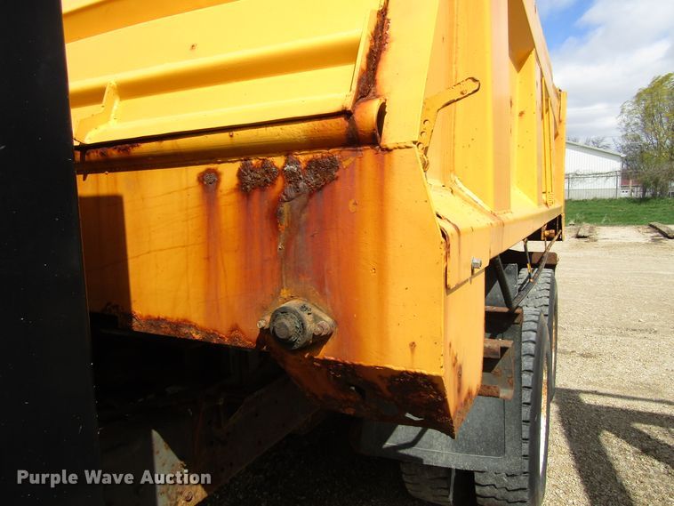 image for item GC9907 1999 International 2674  dump truck