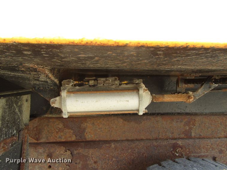 image for item GC9907 1999 International 2674  dump truck