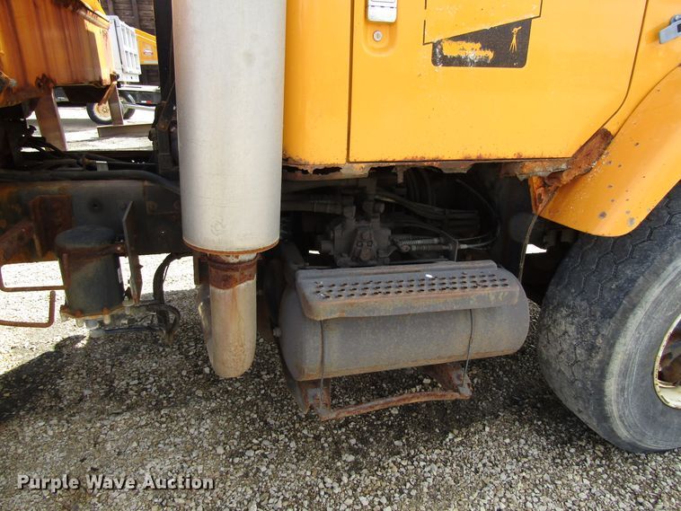 image for item GC9907 1999 International 2674  dump truck
