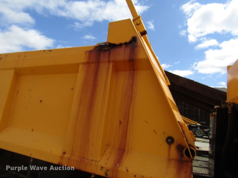 image for item GC9907 1999 International 2674  dump truck