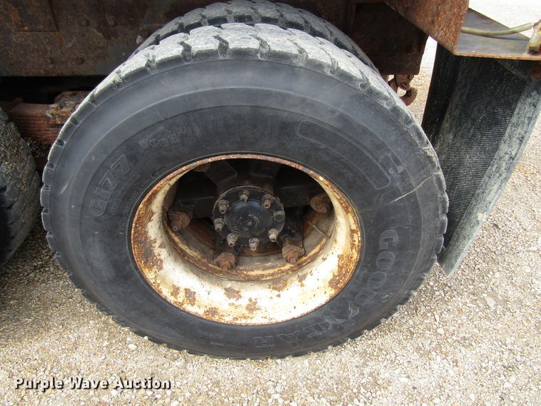 image for item GC9907 1999 International 2674  dump truck