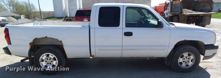 image for item HF9880 2005 Chevrolet Silverado 1500  Ext. Cab pickup truck