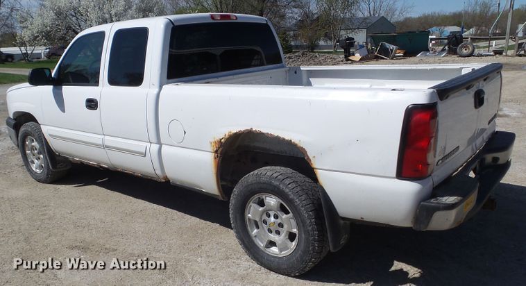 image for item HF9880 2005 Chevrolet Silverado 1500  Ext. Cab pickup truck