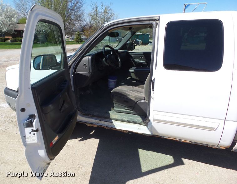 image for item HF9880 2005 Chevrolet Silverado 1500  Ext. Cab pickup truck