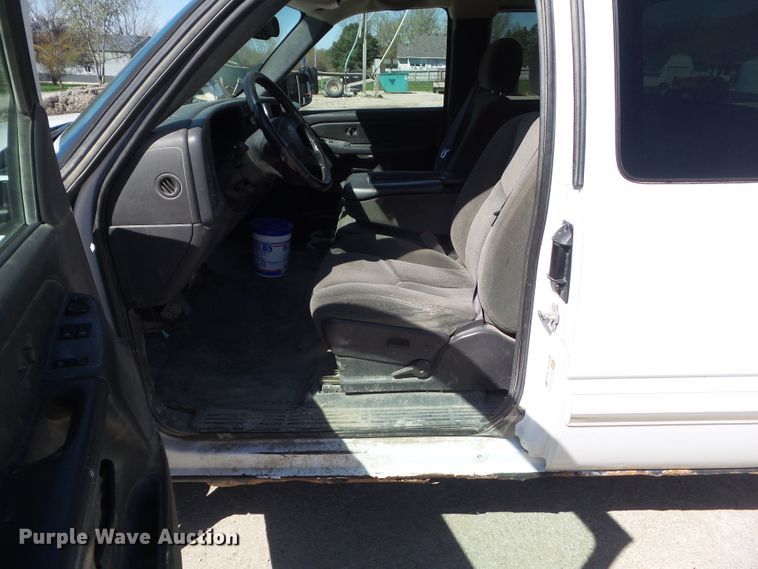 image for item HF9880 2005 Chevrolet Silverado 1500  Ext. Cab pickup truck