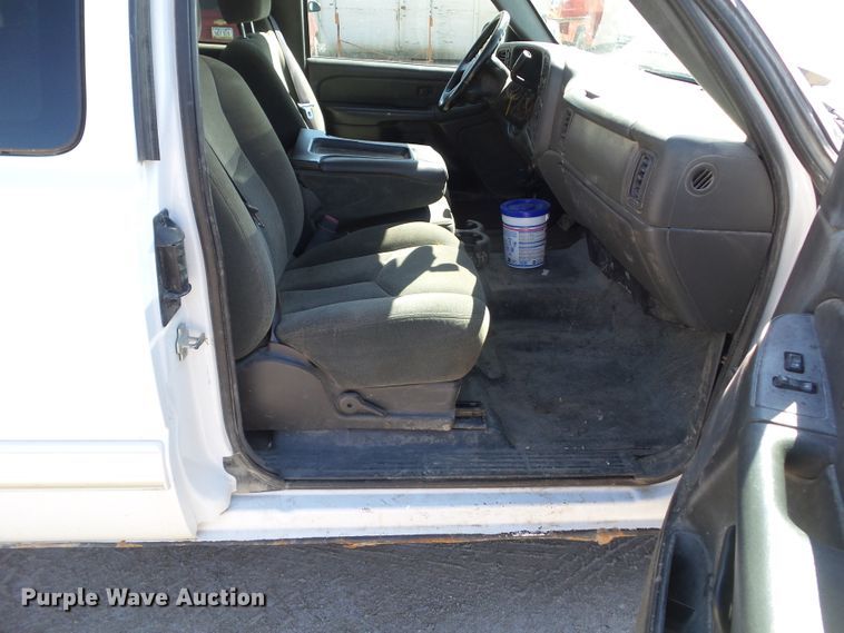 image for item HF9880 2005 Chevrolet Silverado 1500  Ext. Cab pickup truck