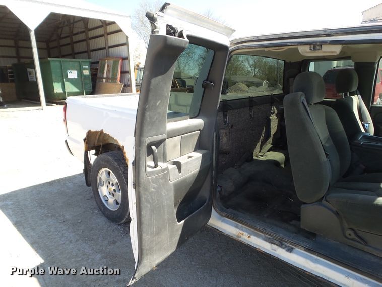 image for item HF9880 2005 Chevrolet Silverado 1500  Ext. Cab pickup truck