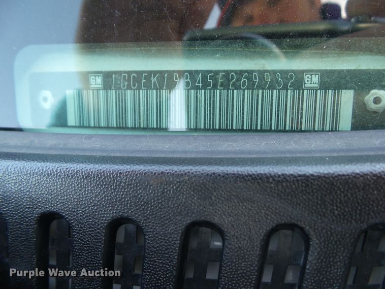 image for item HF9880 2005 Chevrolet Silverado 1500  Ext. Cab pickup truck