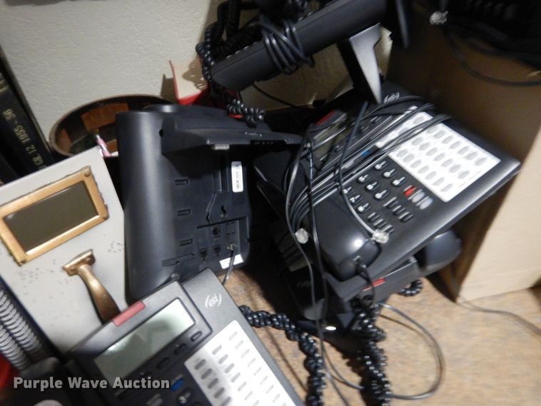 image for item HL9722 Approximately 20 telephones
