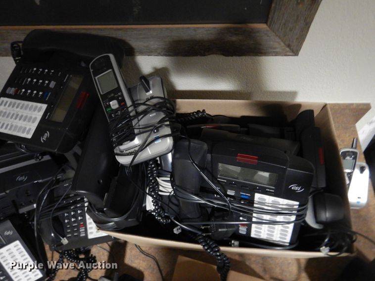 image for item HL9722 Approximately 20 telephones