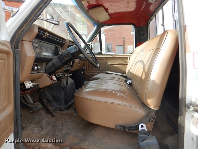 image for item HW9949 1989 Ford F800  digger derrick truck