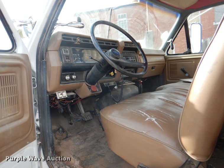 image for item HW9949 1989 Ford F800  digger derrick truck