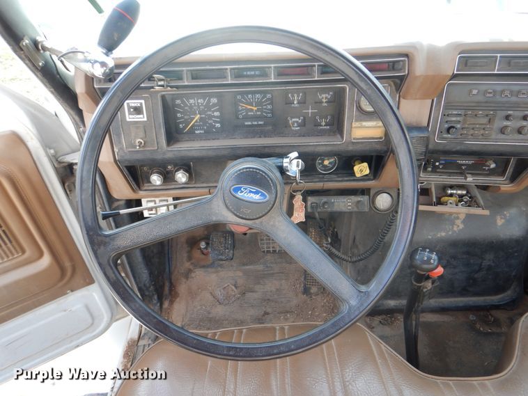 image for item HW9949 1989 Ford F800  digger derrick truck