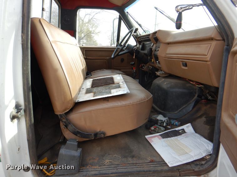 image for item HW9949 1989 Ford F800  digger derrick truck