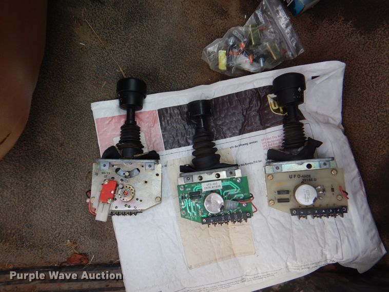 image for item HW9949 1989 Ford F800  digger derrick truck