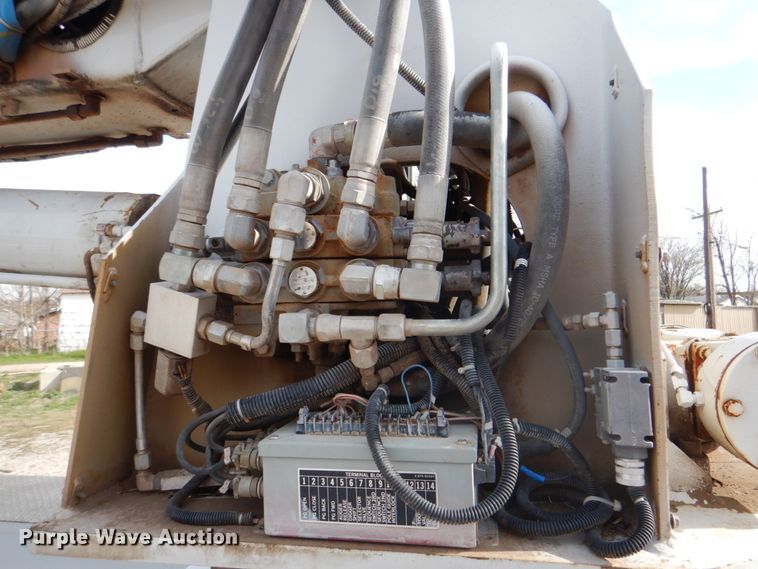 image for item HW9949 1989 Ford F800  digger derrick truck