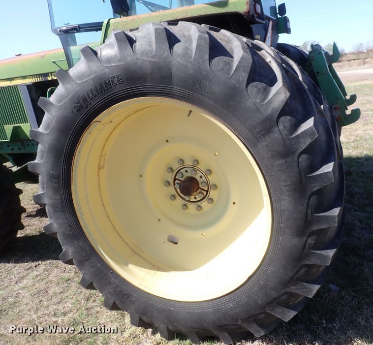 image for item IF9024 1993 John Deere 4960  MFWD tractor